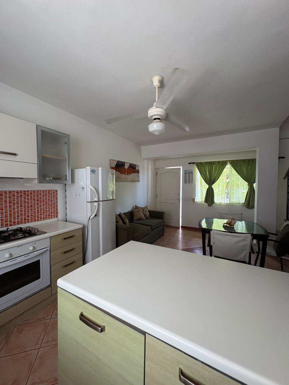 Apartemento Piattini (13) Cocina abierta con isla, salón y comedor luminoso