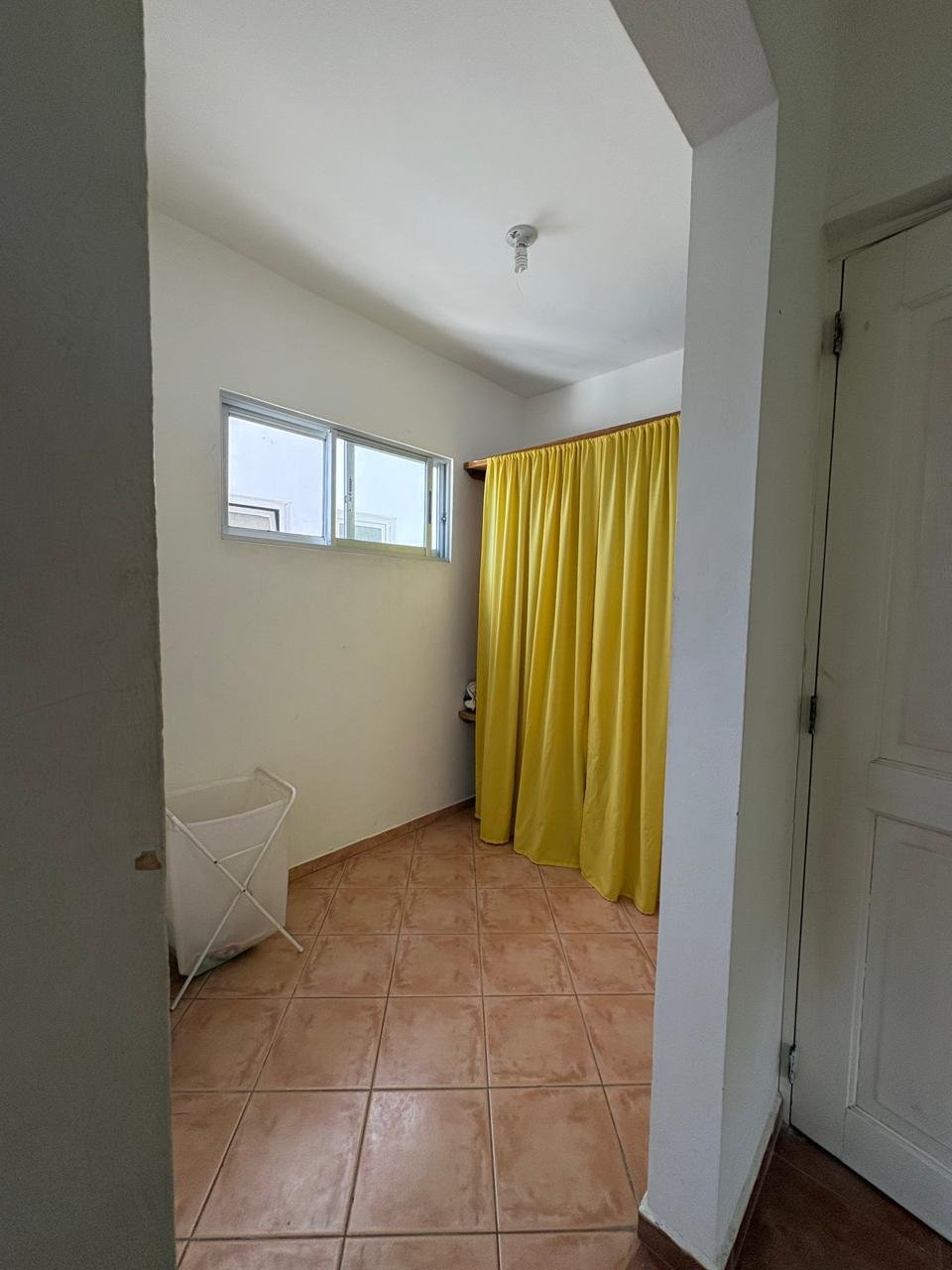 Apartemento Piattini (7) Baño luminoso con cortina amarilla y suelo cerámico