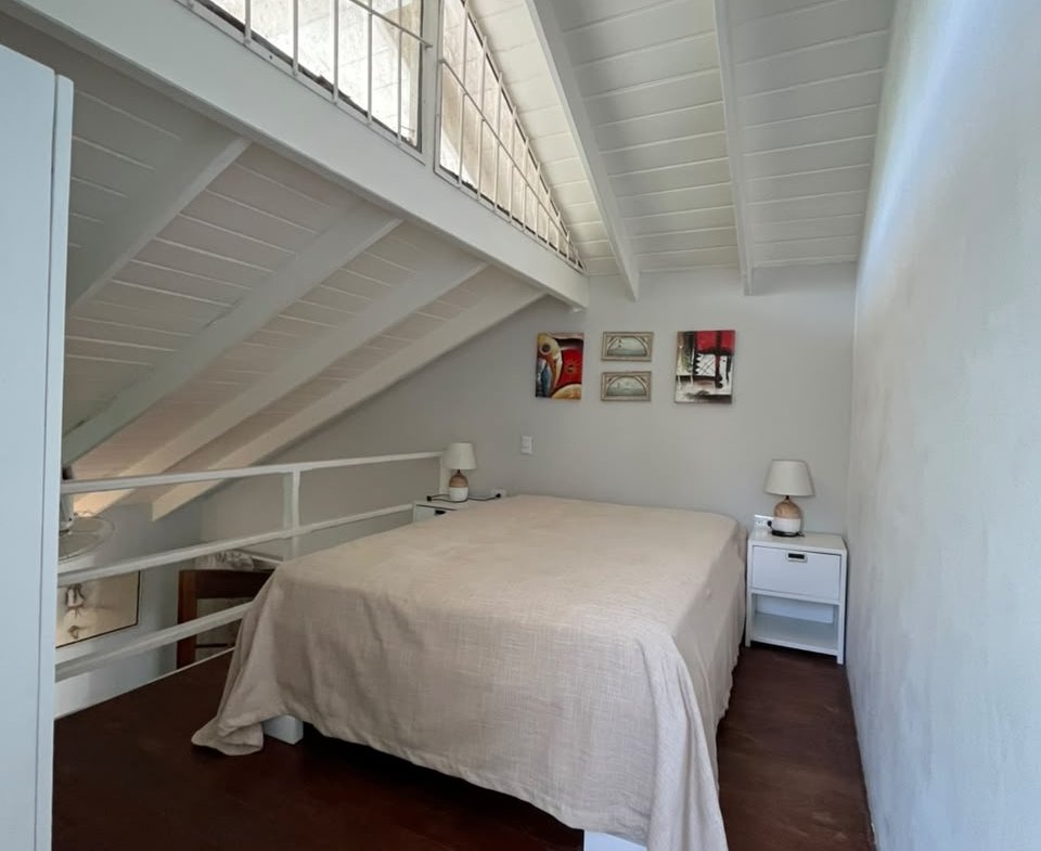 Chambre mansardée avec lit double et mezzanine blanche