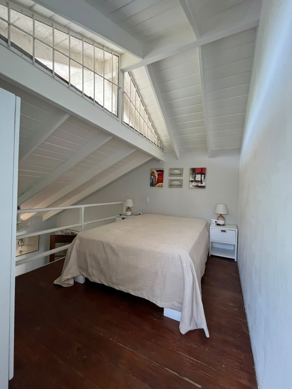 India Canela (7) Chambre mansardée avec lit double et mezzanine blanche