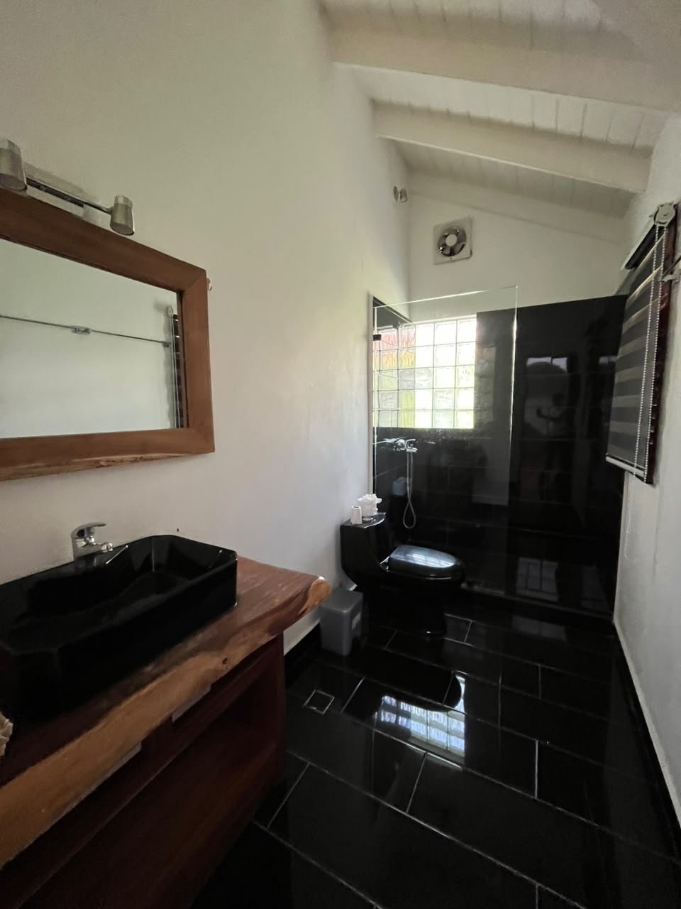 India Canela (8) Salle de bains moderne noire avec vasque en bois