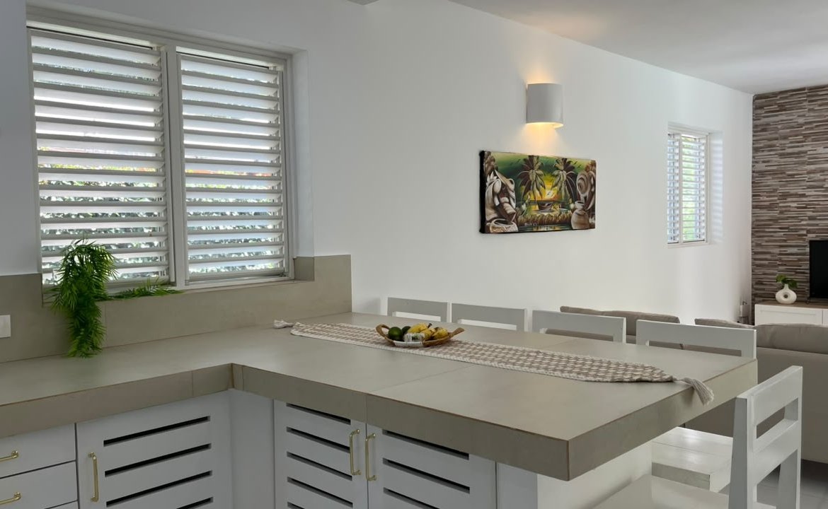 Cocina abierta moderna con isla y salón luminoso