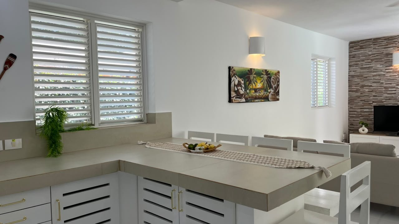 Cocina abierta moderna con isla y salón luminoso