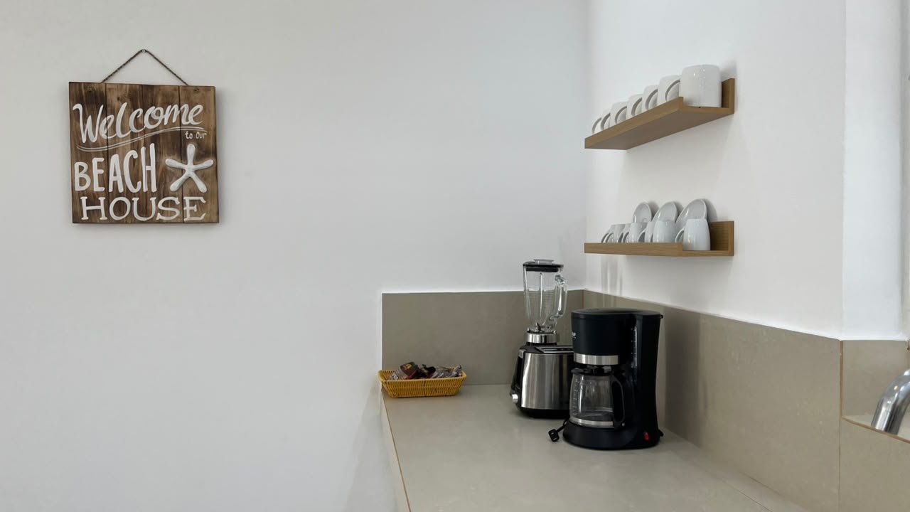 Rincón de cocina con cafetera, batidora y tazas