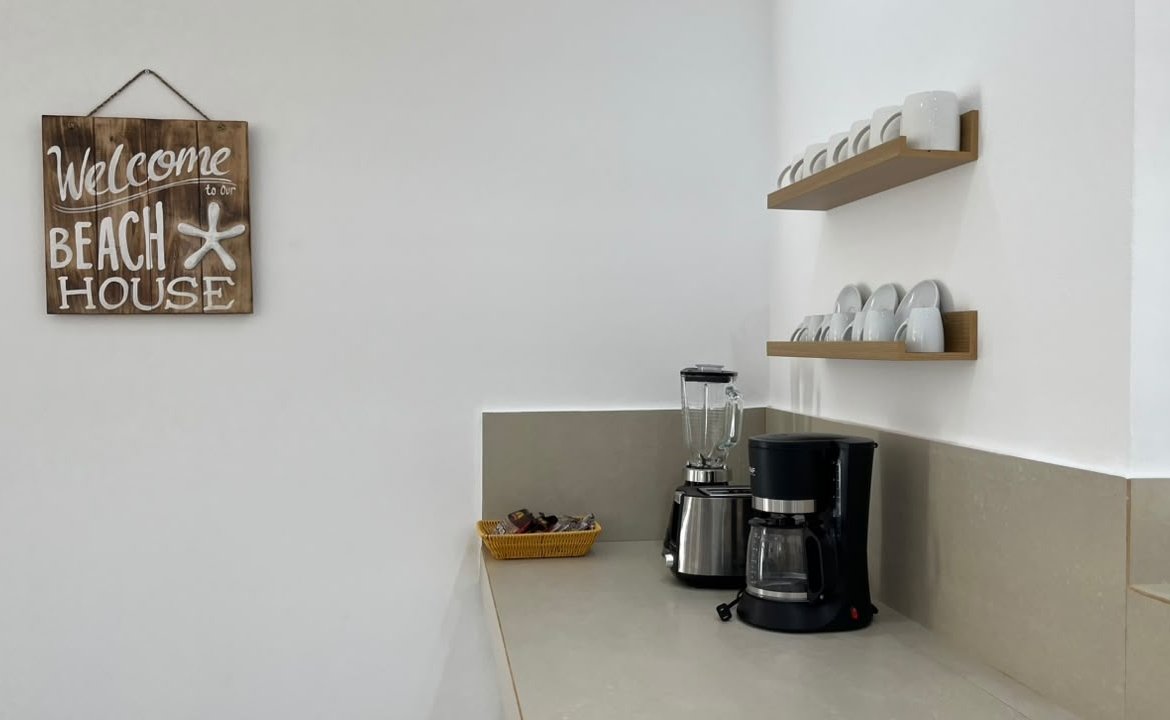 Rincón de cocina con cafetera, batidora y tazas