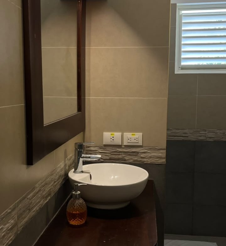 Lavabo moderno con espejo iluminado en baño