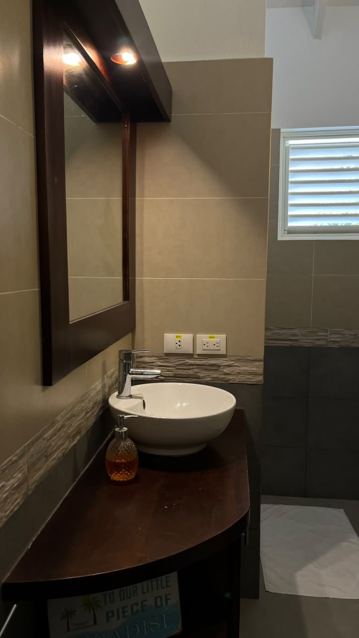 Lavabo moderno con espejo iluminado en baño