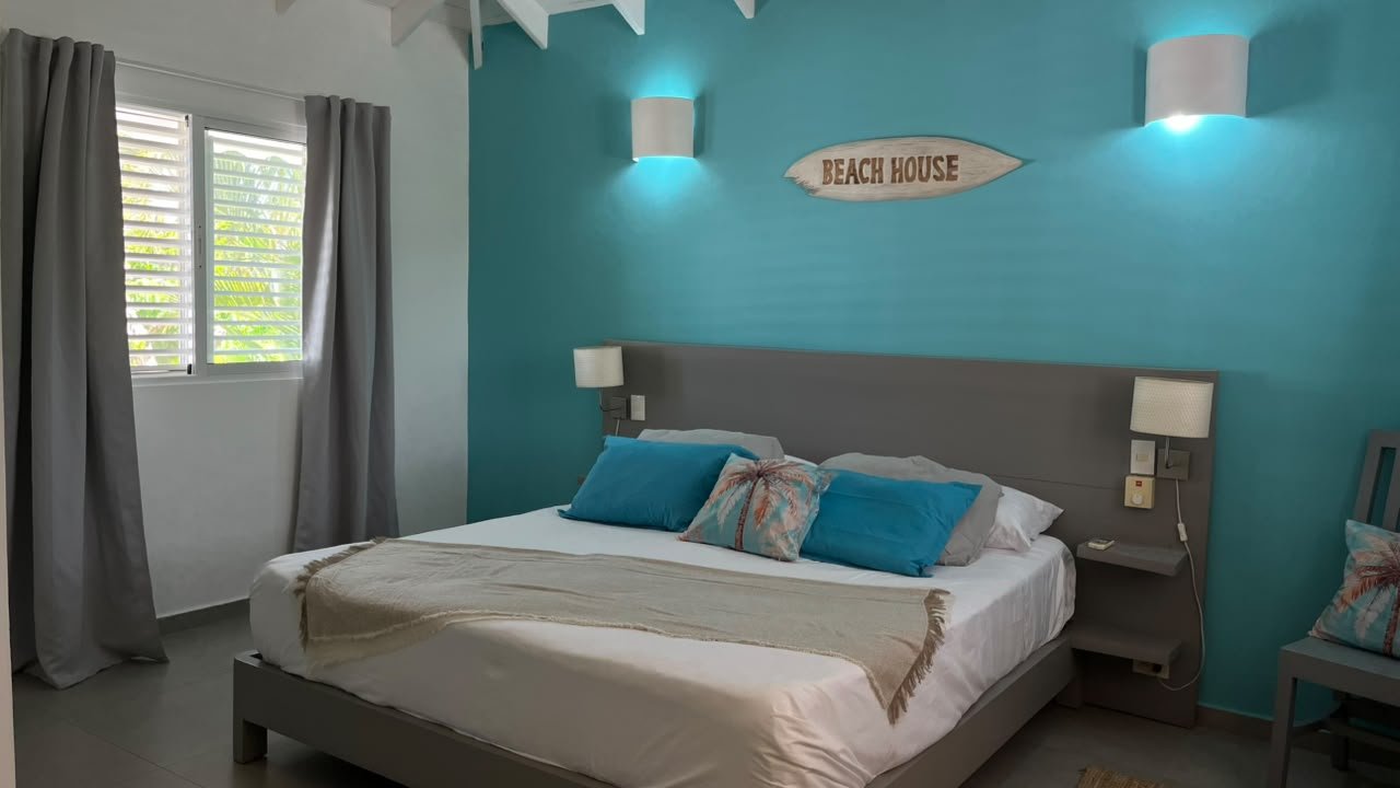 Dormitorio moderno con pared turquesa y cama doble